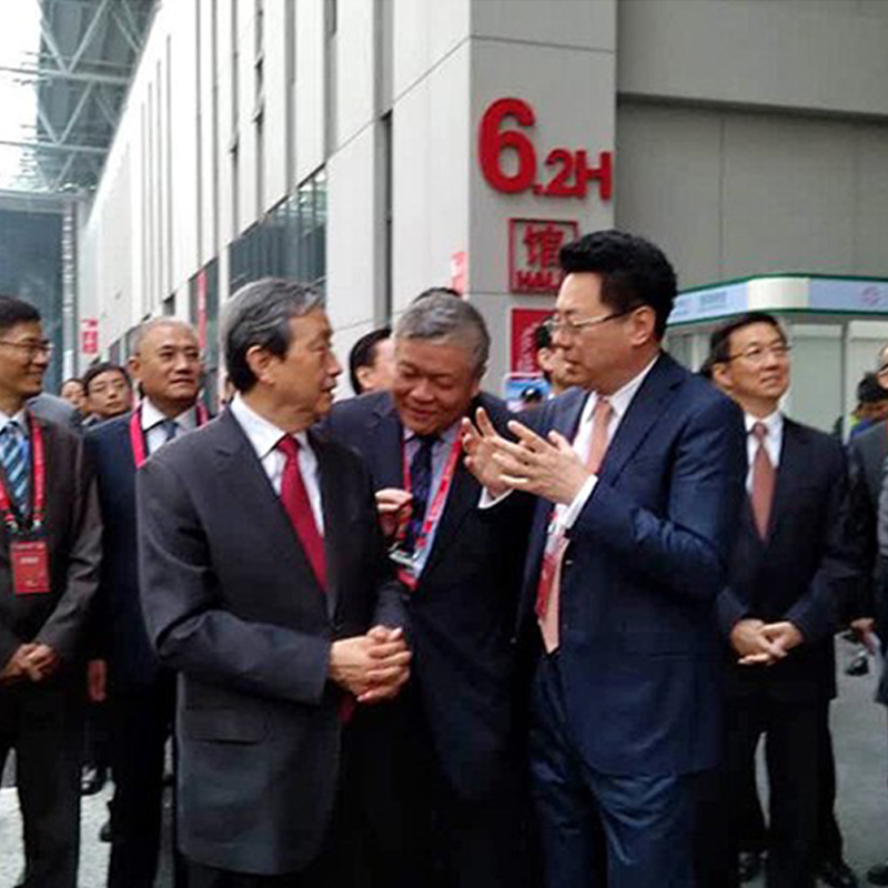 國務(wù)院副總理馬凱視察木馬作品普羅娜智慧照明，木馬設(shè)計驚艷亮相上海2015工博會