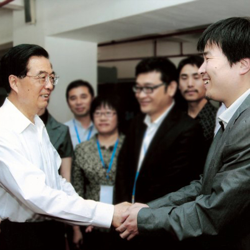 胡錦濤總書記親切接見木馬設(shè)計總監(jiān)丁偉先生